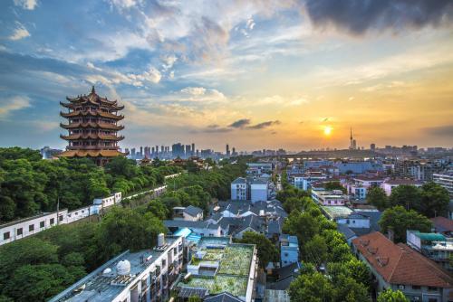 夕阳下的沉思，湖北乡村舞台中央的演员剪影